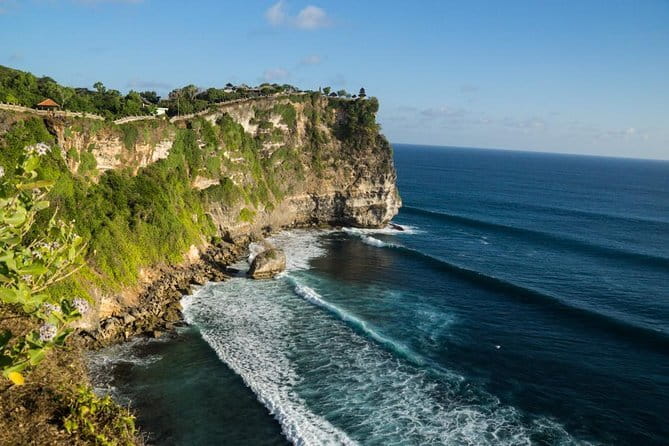 3-Day Private Sightseeing Tour of Bali with Hotel Pickup - Day 1: Batik, sacred springs, and Mount Batur