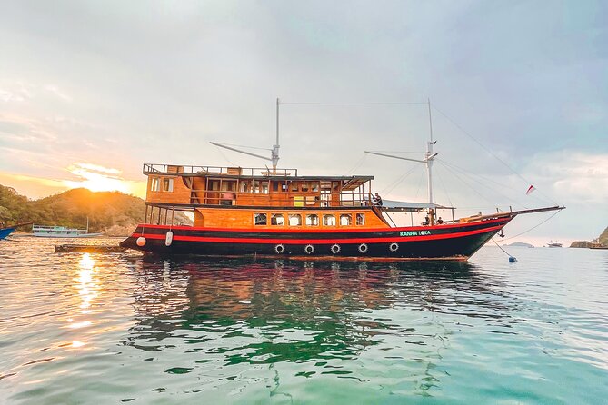 3 Days Deluxe Boat Private Cabin Sailing Trip in Komodo Island - Why a three-day phinisi route works well