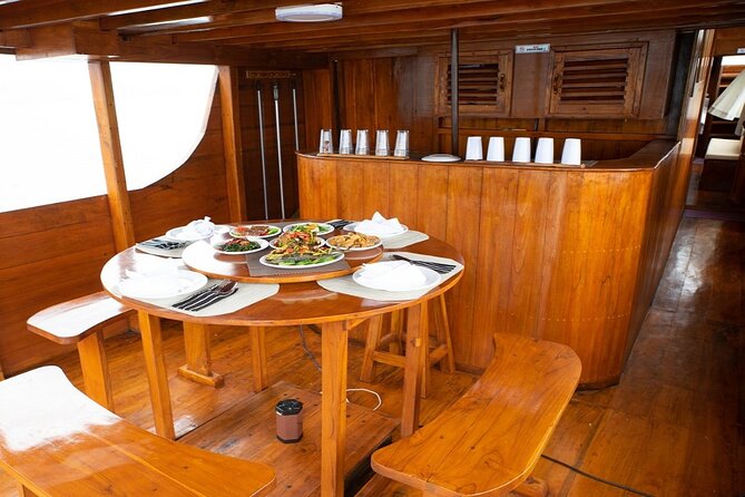 3Days Komodo Tour By Private Boat for 4 pax - Day three: turtles at Siaba and a final swim at Kanawa