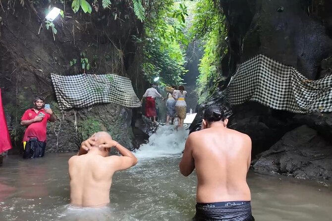 Atman Bali Journey water blessing - Taking part in the melukat water blessing