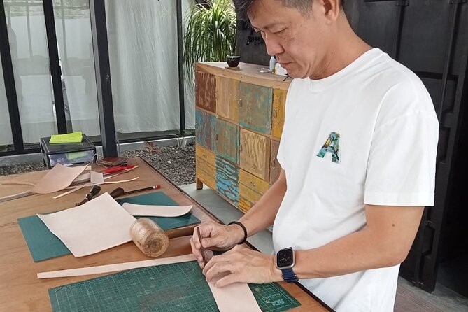 Bali Leather Craft Workshop - 6 hours ( canggu / seminyak) - Polishing edges and adding the final hardware