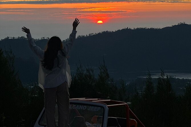 Bali: Mount Batur Jeep Sunrise & Hot Springs - All Inclusive - A photo stop at the floating temple