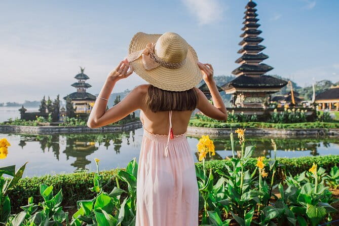 Bali Tour: Tanah Lot, UNESCO Rice Terrace and Water Temple - Handara Iconic Gate: famous, quick, and photo-focused