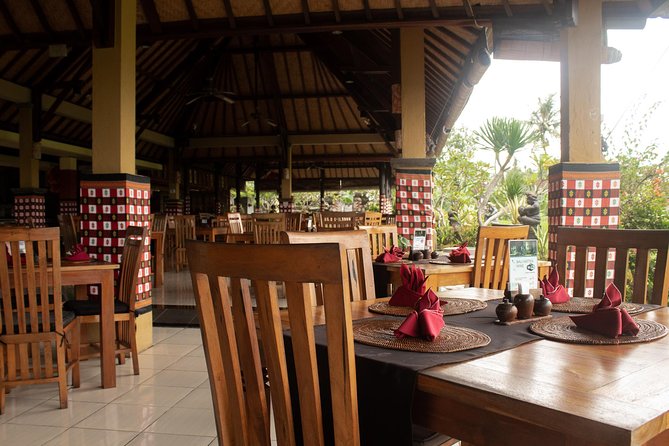 Bali Traditional Dance, Waterfall and Hindu temple with lunch - The batik stop finishes the arts theme