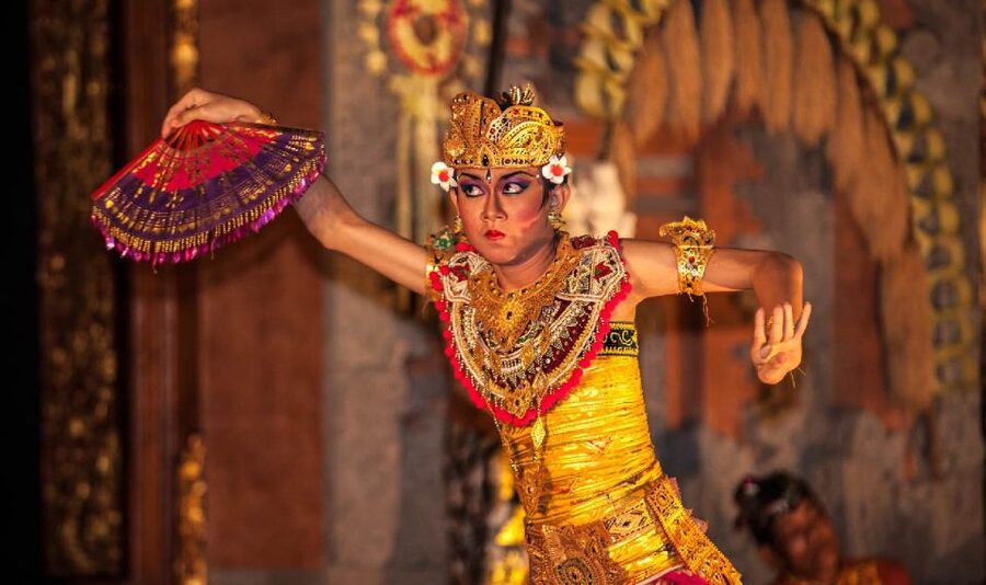 Bali: Ubud Palace Legong Dance Show Ticket - Entering Ubud Palace for the evening