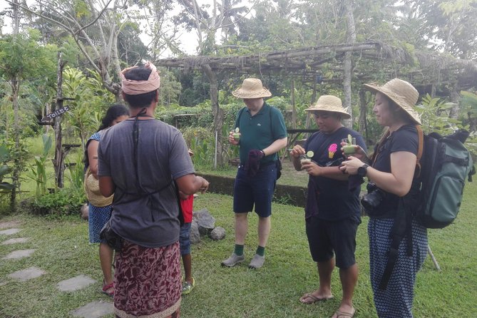 Balinese Cooking Class at Organic Farm - Eating together in the gubuk