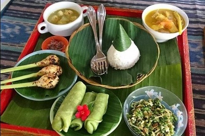 Balinese Cooking Class with Traditional Market Tour - Cooking with a wooden block and stone mortar