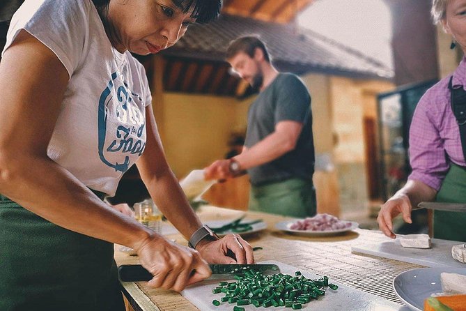 Balinese Cooking class with traditional morning market visit - Laplapan village and the making of a canang
