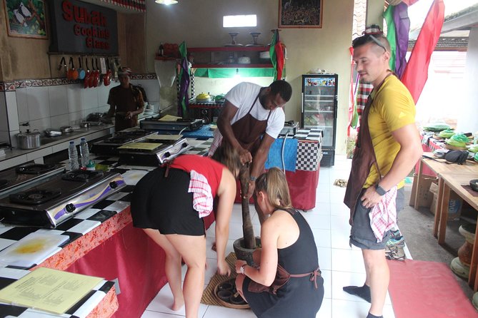 Balinese Ubud cooking school (9 Dish Cooking and Market Tour) - The instructors shape the day