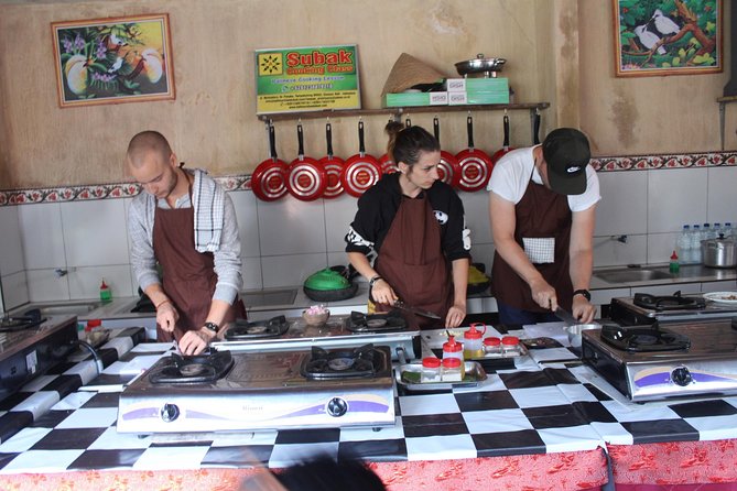 Balinese Ubud cooking school (9 Dish Cooking and Market Tour) - Morning begins at the market