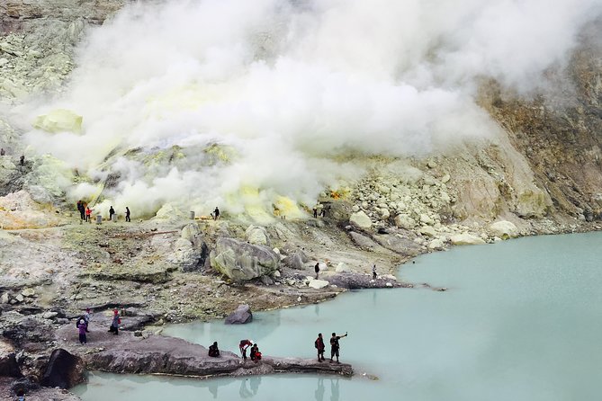From Bali: 24-Hour Kawah Ijen Blue Flames, Dinner & Room - Equipment that makes the difference