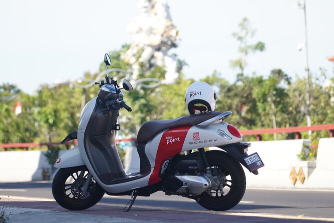 Honda Scoopy Rental in Bali - Inspecting the bike before you ride