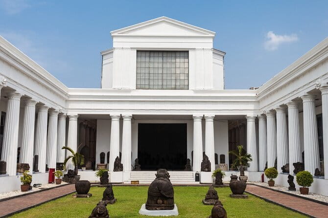 Jakarta Highlight Places with Multilingual Guide - Monas: Jakarta’s opening statement