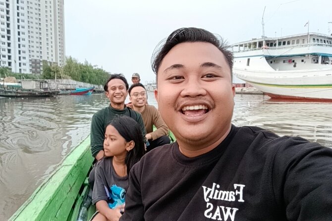 Jakarta Night Tour with Dinner at Café or Food street - Downtown lights at the Selamat Datang Monument