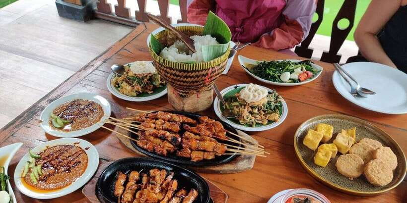 Jakarta: Volcano, Tea/Rice Fields, Hot Spring, Local Food - Rice fields and farmers near Subang