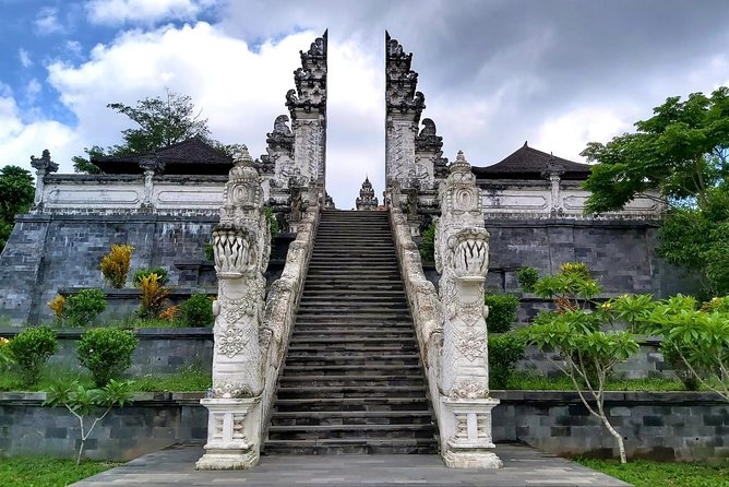 Lempuyang Tour : Heaven gate, Tirta Gangga, Goa Raja waterfall - What the private driver-guide adds