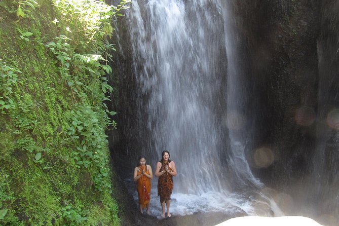 Matasidhi Holy Trip for the Soul - Meeting the balian for a palm or aura reading