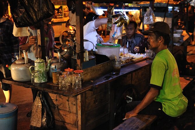 Night Walking Tour-Malioboro street food with guide at Yogyakarta - Why Yogyakarta works so well after sunset