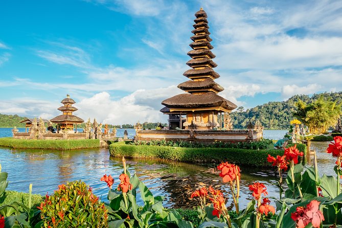North Bali: Sekumpul Waterfalls and Ulun Danu Temple Tour - Guides, group size, and the private upgrade