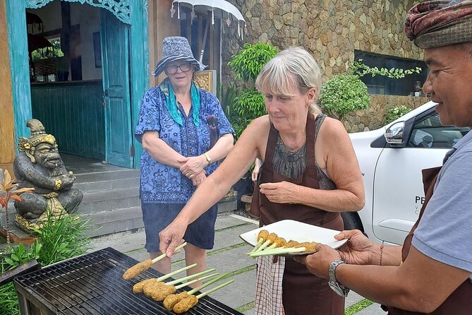 Private Balinese Cooking Class in Ubud at Santika's Home - Cooking beside Chef Santika