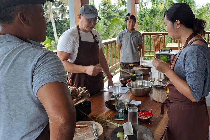 Private Balinese Cooking Class in Ubud at Santika's Home - Start with the market option