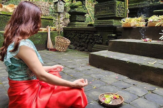 Private Balinese Purification in Holy Water at Temple with Local - Tegalalang and the meal afterward