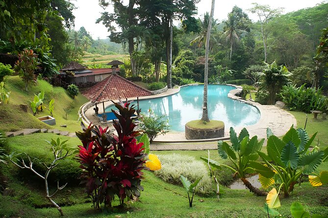 Private Full-Day Tour: Ulun Danu Beratan Temple, Jatiluwih and Tanah Lot Temple - Tanah Lot closes the day by the sea