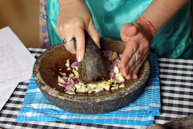 PRIVATE Ubud Market Tour & Balinese Cooking Class with Putu - Lunch with three generations of family