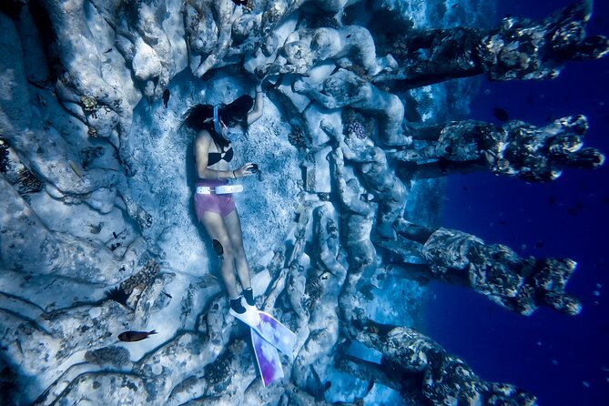 Snorkeling with turtle and statue in Gilis - Gili Meno and Gili Air may extend the day