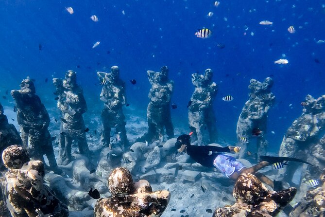 Snorkeling with turtle and statue in Gilis - The statue site: memorable, photogenic, and crowded
