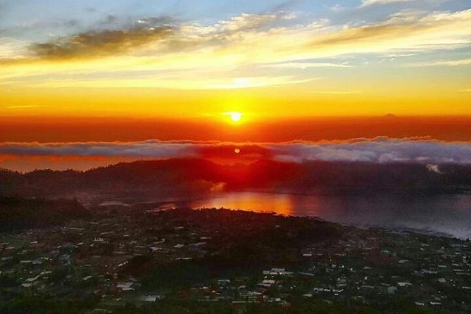 Sunrise mount batur trecking all inclusive - Sunrise above Bali and the view toward Lombok