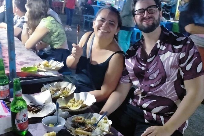 Ubud Night Traditional Market Food Tour - Sampling local food and drinks with a guide