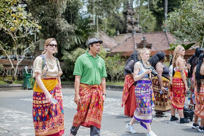 Ubud Small Group Tour: Monkey Forest, Tegalalang Rice Terraces and more - Ubud Traditional Art Market: a flexible middle stop