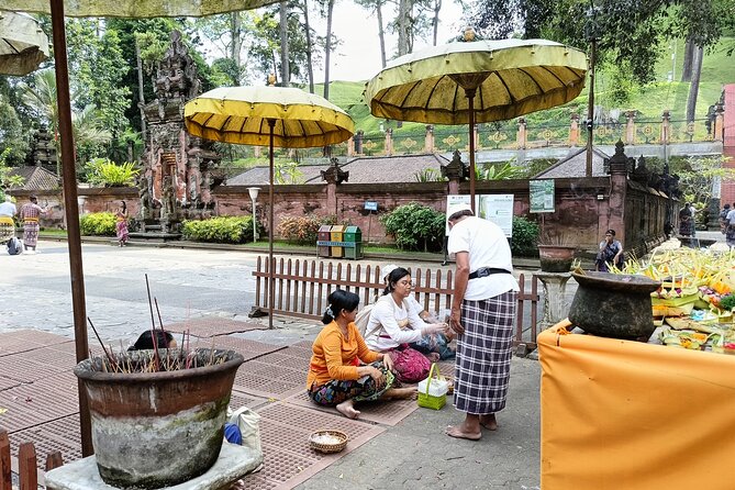 Ubud Tirta Empul Temple Tour with Purification Experience - Preparing for the water purification ritual