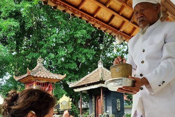 Ubud Yoga, Open Chakra Healing and Temple Spiritual Cleansing - A personal chakra session with mantra and offerings