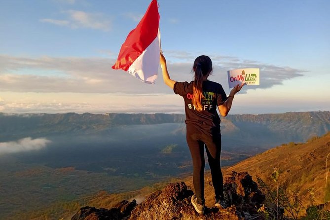 Watch the sunrise from the top of Mount Batur volcano - Reaching the summit before sunrise