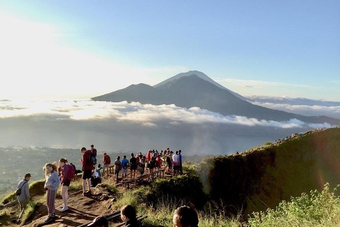 Watch the sunrise from the top of Mount Batur volcano - The guide and small-group format