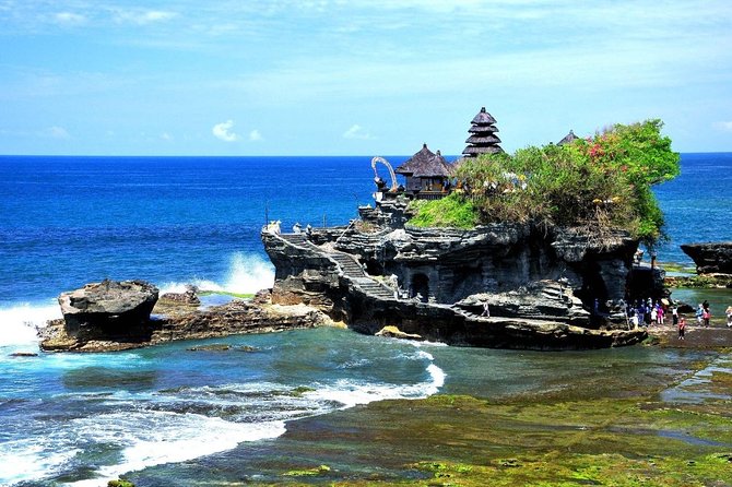 West Bali Tour: Taman Ayun, Ulun Danu Beratan, Jatiluwih Rice Terrace, Tanah Lot - Ulun Danu Beratan beside the mountain lake