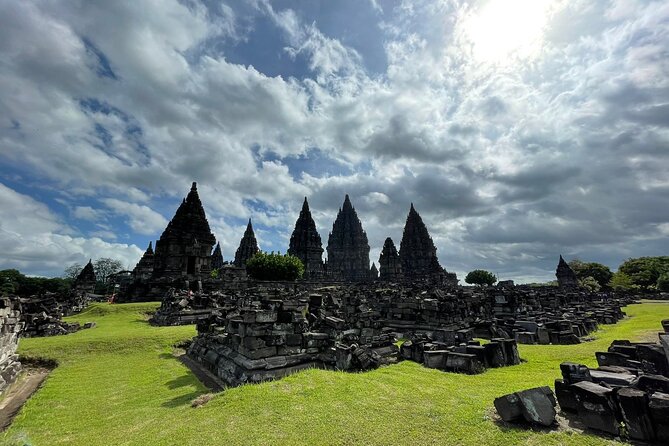 Yogyakarta: Borobudur Temple Climb Up and Prambanan Temple Tour - Why this temple combination works so well