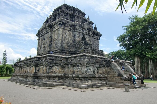 Yogyakarta Day trip Borobudur & Prambanan Temples - Food, timing, and what to bring
