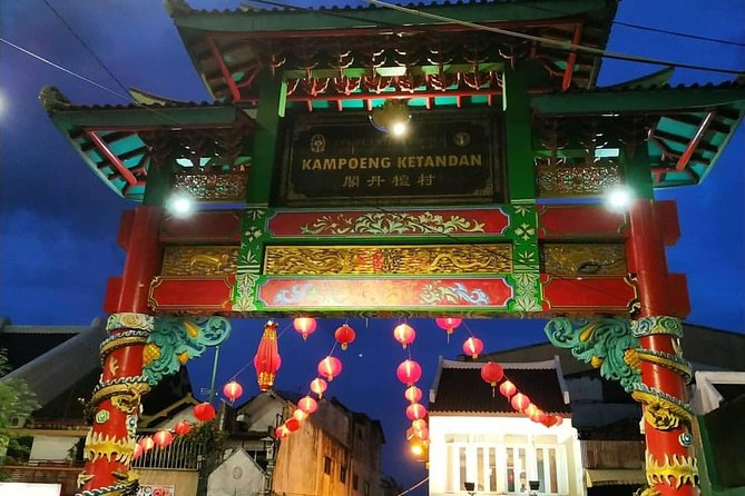 Yogyakarta Night Delight Walking Tour - Walking Jalan Malioboro for an hour of snacks