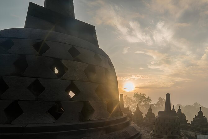 Yogyakarta: SUNRISE Above Cloud & Explore UNESCO Temples w/ GUIDE - Who should choose this experience?